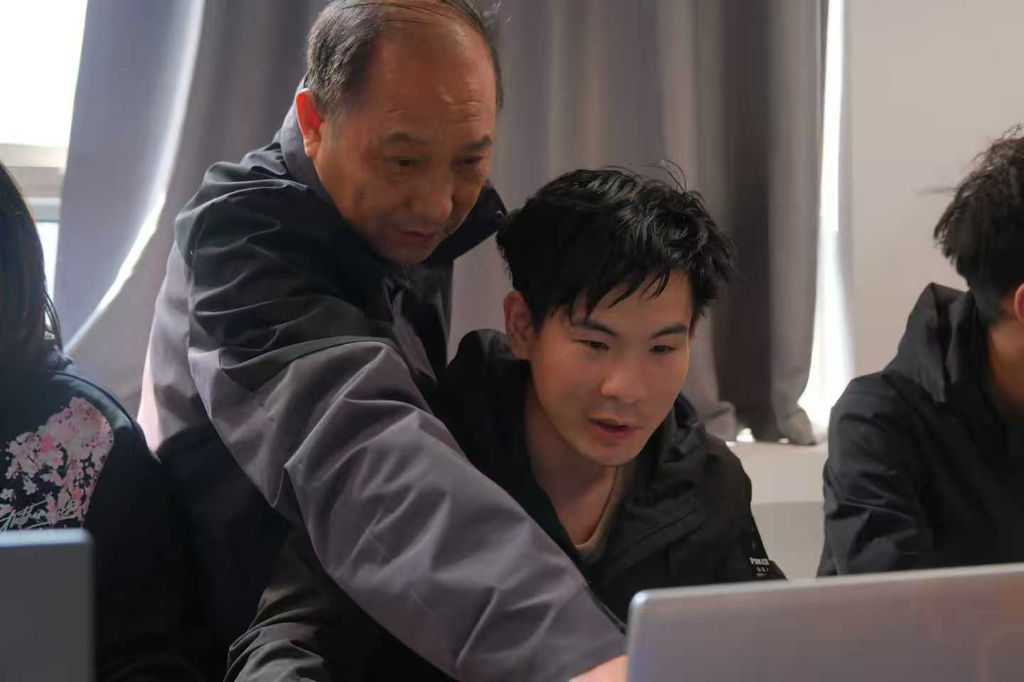 <span style='color:#231012'>成功学子访谈：为何选择来山东蓝翔技师学院学计算机？</span>