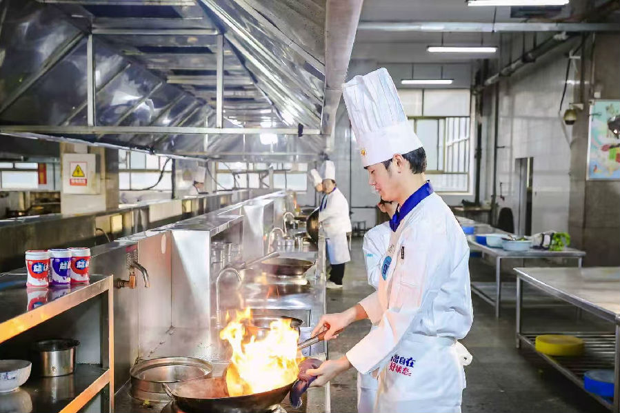 <span style='color:#231012'>蓝翔烹饪学子姬鹏宇：中考失利后选择蓝翔，在烟火气中练就真本事</span>